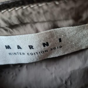 Sac en laine et cuir chocolat, Marni, collection Automne - Hiver 2010, Business Style, vue de la doublure intérieure avec étiquette de la marque
