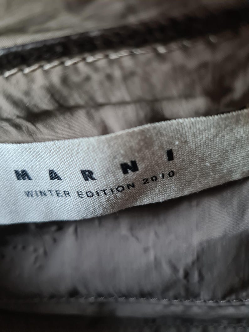Sac en laine et cuir chocolat, Marni, collection Automne - Hiver 2010, Business Style, vue de la doublure intérieure avec étiquette de la marque