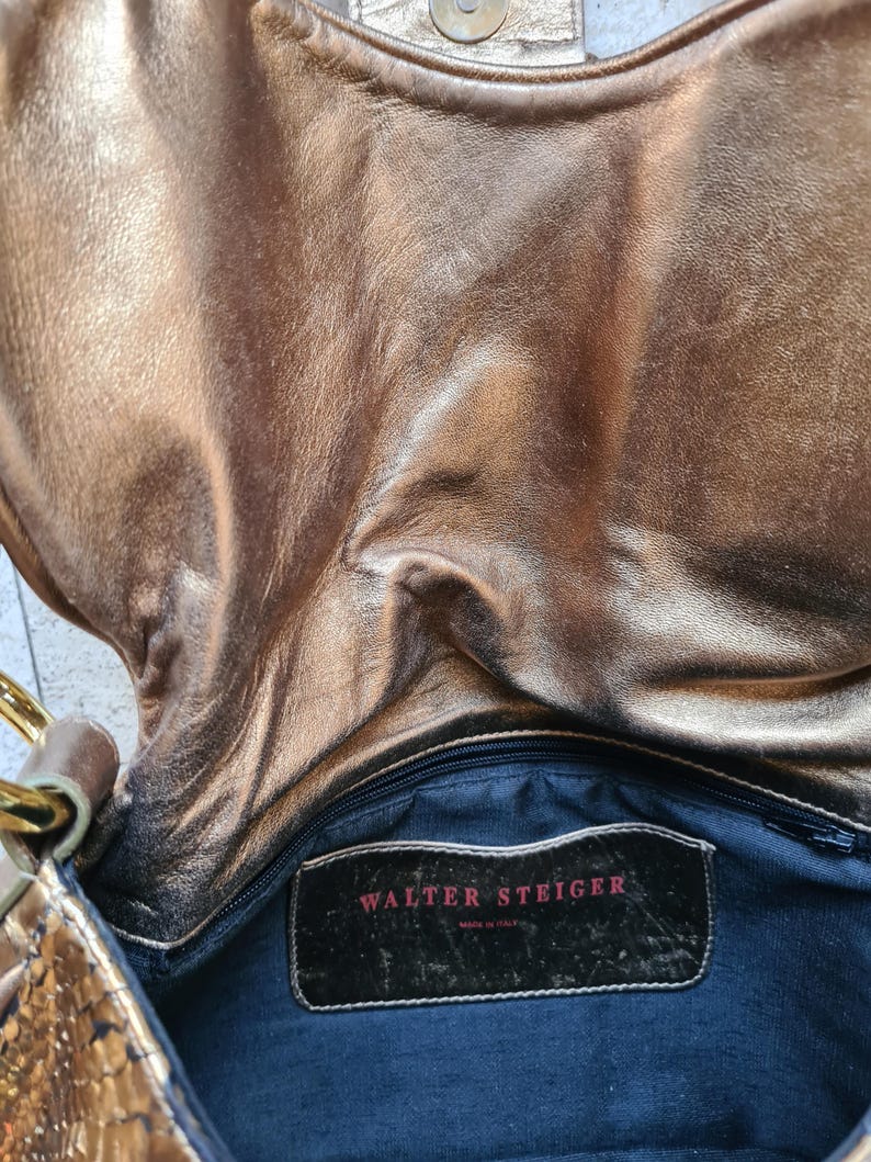 Sac femme en cuir de python doré, Walter Steiger, Business Style, vue de face, posé à plat sur fond blanc, zoom sur l'étiquette intérieure