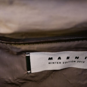 Sac en laine et cuir chocolat, Marni, collection Automne - Hiver 2010, Business Style, vue de l'étiquette de la marque