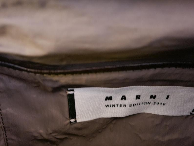 Sac en laine et cuir chocolat, Marni, collection Automne - Hiver 2010, Business Style, vue de l'étiquette de la marque