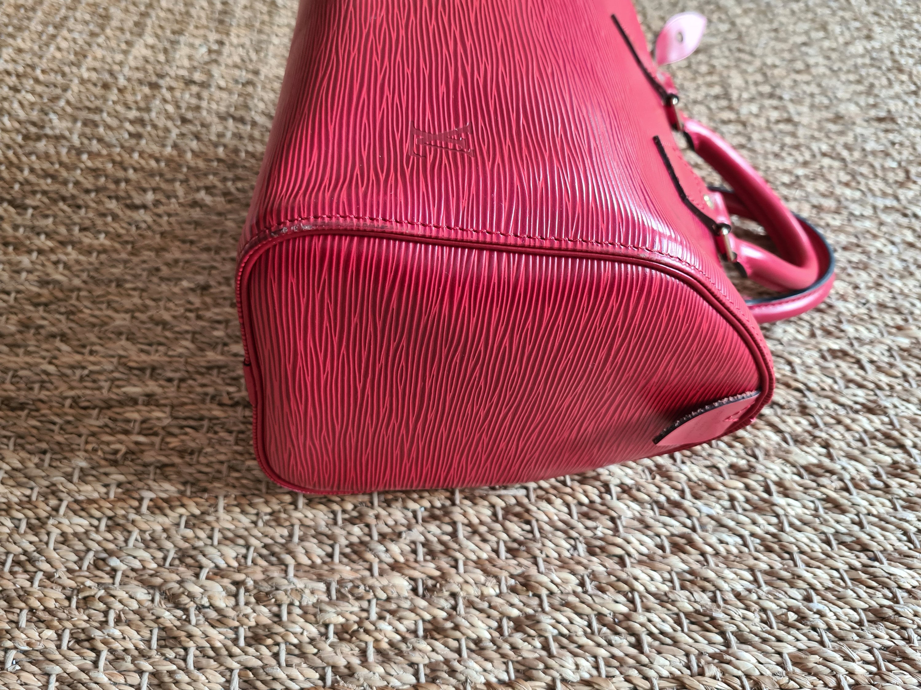 Néonoé leather handbag Louis Vuitton Red in Leather - 32646137