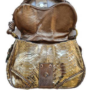 Sac femme en cuir de python doré, Walter Steiger, Business Style, vue de face, posé à plat sur fond blanc, avec rabat ouvert