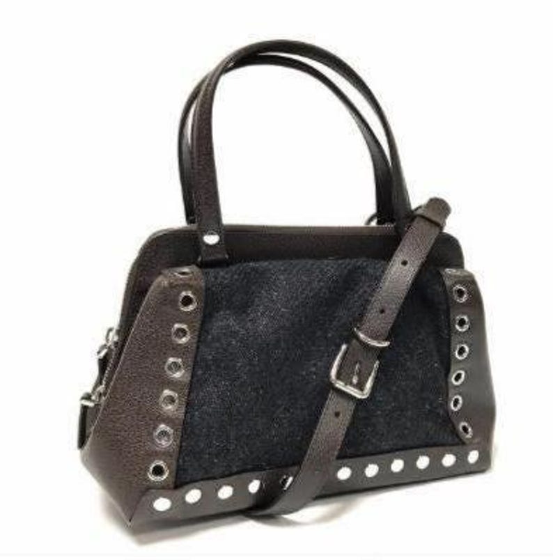 Sac en laine et cuir chocolat, Marni, collection Automne - Hiver 2010, Business Style, vue de face, posé à plat sur fond blanc