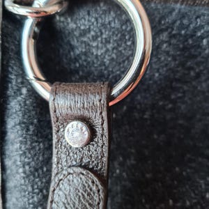 Sac en laine et cuir chocolat, Marni, collection Automne - Hiver 2010, Business Style, vue de la bandoulière signée