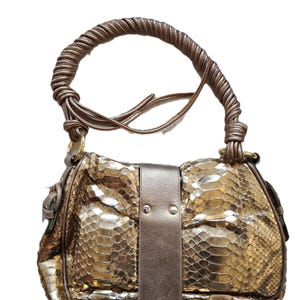 Sac femme en cuir de python doré, Walter Steiger, Business Style, vue de dos, posé à plat