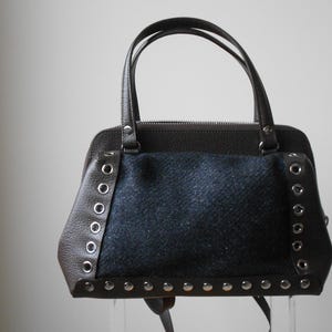 Sac en laine et cuir chocolat, Marni, collection Automne - Hiver 2010, Business Style, vue de face, posé sur présentoir transparent