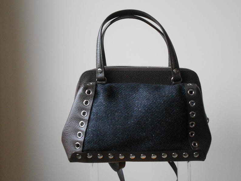 Sac en laine et cuir chocolat, Marni, collection Automne - Hiver 2010, Business Style, vue de face, posé sur présentoir transparent