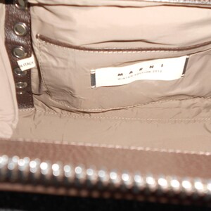 Sac en laine et cuir chocolat, Marni, collection Automne - Hiver 2010, Business Style, vue de la pochette intérieure signée