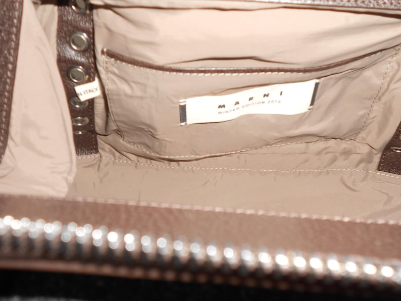 Sac en laine et cuir chocolat, Marni, collection Automne - Hiver 2010, Business Style, vue de la pochette intérieure signée