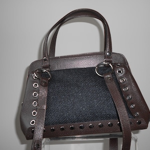 Sac en laine et cuir chocolat, Marni, collection Automne - Hiver 2010, Business Style, vue de dos, posé sur un présentoir transparent