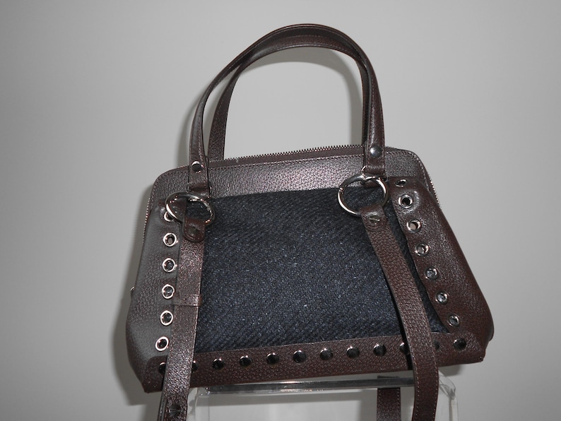 Sac en laine et cuir chocolat, Marni, collection Automne - Hiver 2010, Business Style, vue de dos, posé sur un présentoir transparent