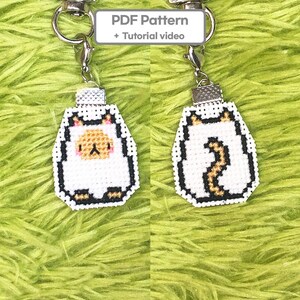 Patrón de punto de cruz de gato con puntos: Diseño de llavero de doble cara (Descarga PDF)