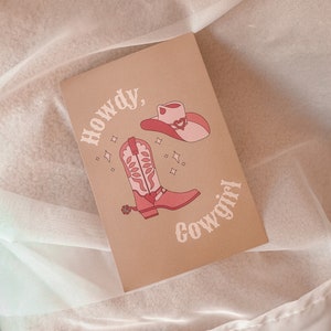 Howdy, Cowgirl Postkarte, Retro Pink Cowgirl Postkarte