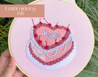 DIY Coquette Pink Cake Handstickerei, Valentinstag Stück Liebe, Valentinstag inspiriert, Stickpackung für fortgeschrittene Fortgeschrittene