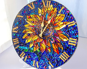 Gelbe Sonnenblumen-Wanduhr, Buntglas-Raumdekoration, große helle runde Uhr, handbemalte Tischuhr, Sonnenblumen-Dekorwand, Blumen-Mosaik