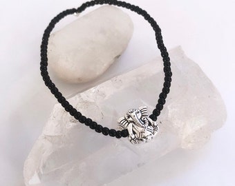 Bracciale con ciondolo Ganesha: color argento, cordino elastico con perline