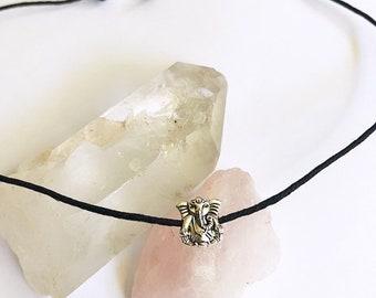Choker Ganesha: ciondolo color argento, collana in corda di canapa
