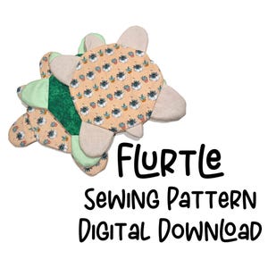 Peut inclure: Un patron de couture en forme de tortue en peluche, aux tons beige et vert. La carapace présente un motif répété de plantes succulentes en pot sur un fond pêche. Le texte "Flurtle Sewing Pattern Digital Download" est écrit en noir.