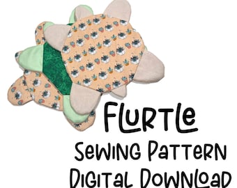 Puede incluir: Un patrón de costura de tortuga de peluche en tonos beige y verde. El caparazón presenta un patrón repetido de suculentas en macetas sobre un fondo melocotón. El texto "Flurtle Sewing Pattern Digital Download" está escrito en negro.