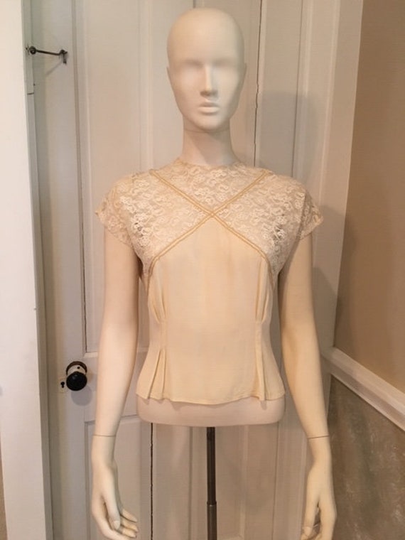 Vintage 1940s butter yellow cream rayon lace blous