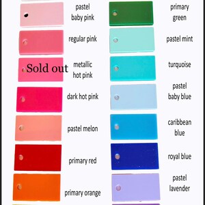 Pu&ograve; includere: Una cartella colori con 20 campioni di colore con i loro nomi corrispondenti. I colori includono bianco, rosa pastello baby, rosa regolare, rosa metallico, rosa scuro, melone pastello, rosso primario, arancione primario, giallo primario, verde lime, verde primario, menta pastello, turchese, azzurro pastello baby, blu caraibico, blu reale, lavanda pastello e viola primario.