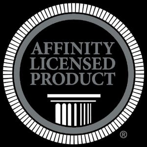 Pu&ograve; includere: Un cerchio grigio con un bordo bianco e il testo "AFFINITY LICENSED PRODUCT" in bianco. Un pilastro bianco con cinque colonne si trova sotto il testo. La lettera "R" in un cerchio si trova nell'angolo in basso a destra.