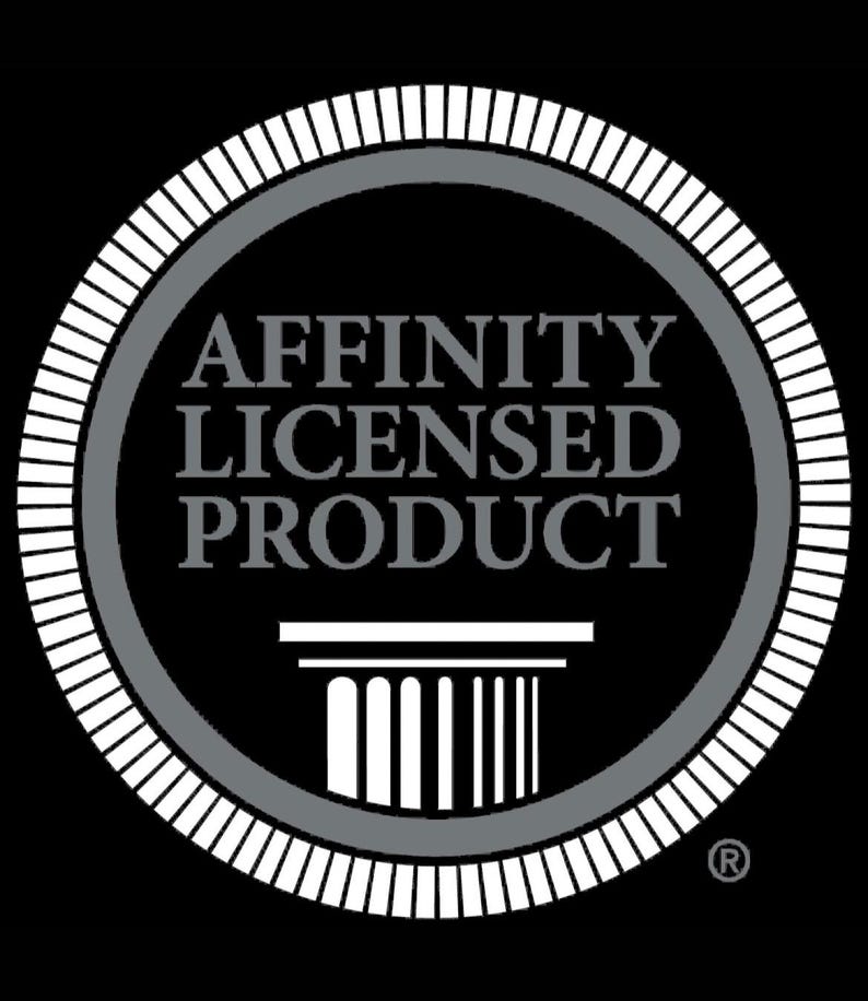 Pu&ograve; includere: Un cerchio grigio con un bordo bianco e il testo "AFFINITY LICENSED PRODUCT" in bianco. Un pilastro bianco con cinque colonne si trova sotto il testo. La lettera "R" in un cerchio si trova nell'angolo in basso a destra.