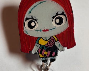 Bambola dipinta a mano con capelli rossi e cuciture a vista, porta badge retrattile per infermiere.
