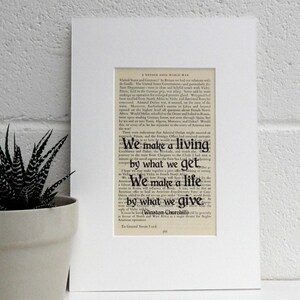Peut inclure: Impression encadr&eacute;e d'une page de livre vintage avec une citation de Winston Churchill en texte noir gras. La citation se lit : &laquo; On gagne sa vie avec ce qu'on re&ccedil;oit. On se fait une vie avec ce qu'on donne. &raquo;