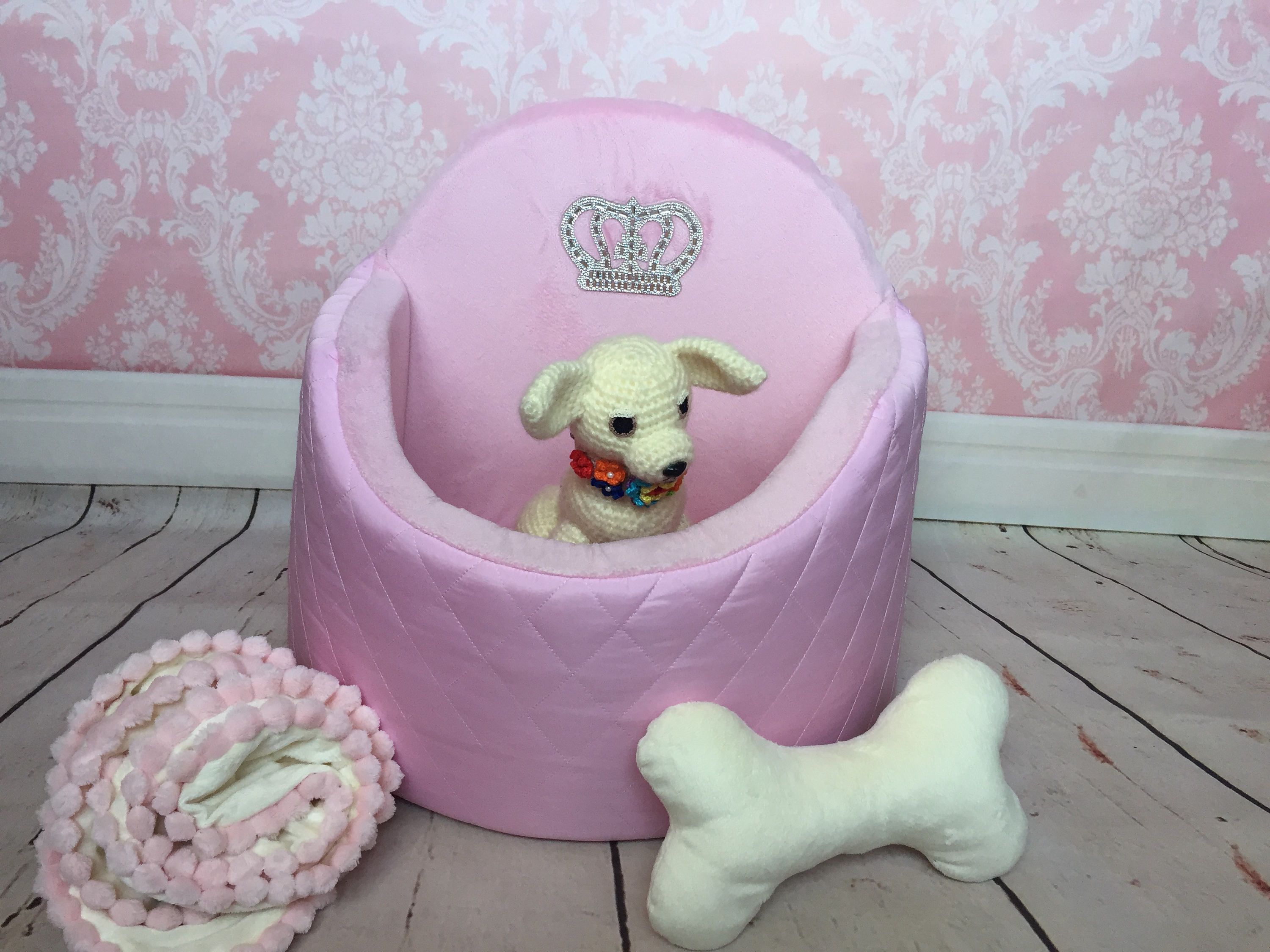 Car seat for dogs made of pink color fabric. Decorated with a Etsy