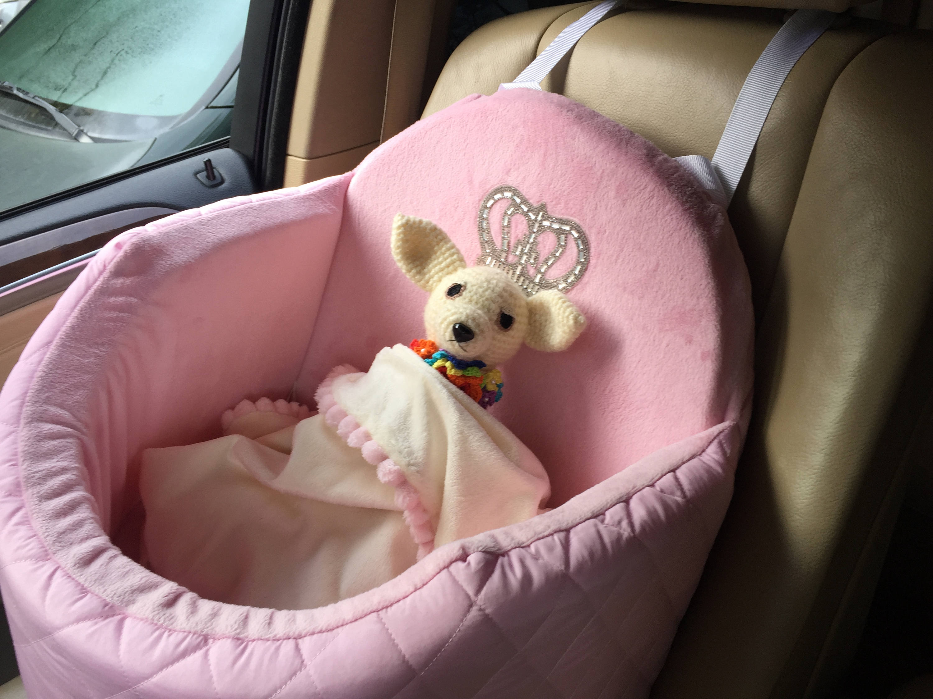 Car seat for dogs made of pink color fabric. Decorated with a Etsy
