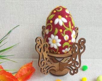 Needle felted Easter egg, Personalized decorative Easter egg with flowers, Spring ornament for Easter table decor
