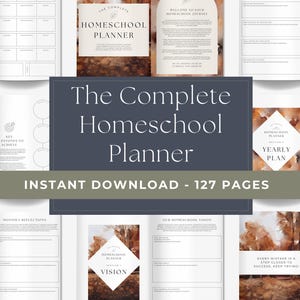 Puede incluir: Un planificador digital para la educación en el hogar con un fondo de acuarela. El planificador incluye secciones para planes anuales, reflexiones mensuales y declaraciones de visión. El texto "The Complete Homeschool Planner" se muestra en una fuente grande. El texto "Descarga instantánea - 127 páginas" también se muestra.