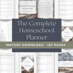 Puede incluir: Un planificador digital para la educación en el hogar con un diseño de paisaje de montaña. El planificador incluye secciones para planes anuales, reflexiones mensuales, visión y objetivos. El texto "The Complete Homeschool Planner" y "Instant Download - 127 Pages" se muestra en la portada.