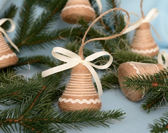 Handgemachte Jute-Weihnachtsglocke mit elfenbeinfarbenen Schleifen, natürliches Ornament, rustikale Weihnachtsdekoration