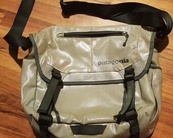 Vintage Patagonia Black Hole Messenger Bag 12L 49320