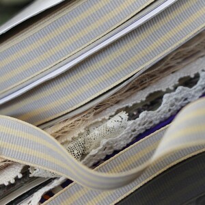 Nastro decorativo a righe giallo e grigio , ottima qualità, cm 1,5 , metri 5.