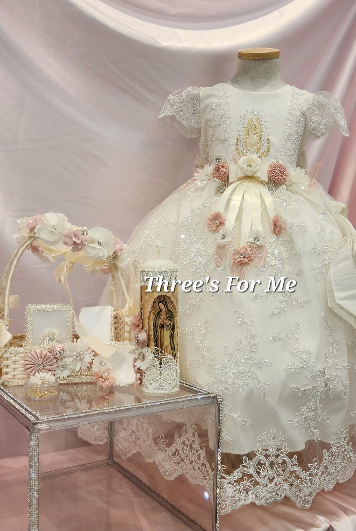 Vestido de muñeca con adornos de encaje México