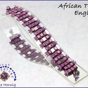 Könnte beinhalten: Ein violettes Perlenarmband mit einem quadratischen Fliesenmuster, betitelt "African Tiles English" und "Beadventure Antje Hornig".