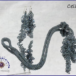 Könnte beinhalten: Ein Perlen-Halsketten- und Ohrring-Set in dunkelblauer Farbe mit silbernem Finish. Das Set heißt "Celina Kit".
