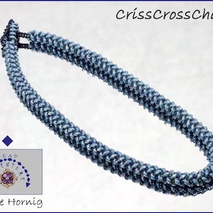 Può includere: Una collana di perline blu e grigie con un motivo a intreccio, esposta su una superficie riflettente. Il testo "CrissCrossChain" è in alto, e un logo con il testo "Bead Adventure" e "Antje Hornig" è in basso.