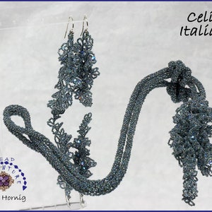 Könnte beinhalten: Ein Set aus grauen Perlen-Schmuck mit einer langen Halskette mit einem geknoteten Design und passenden Ohrringen. Die Halskette hat einen baumelnden Perlen-Quaste. Der Text "Celina Italiano" ist im Bild sichtbar.