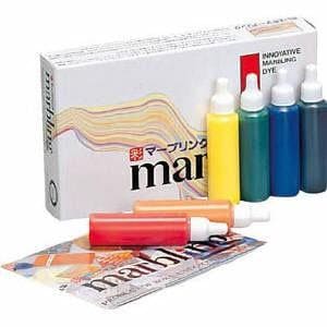 Puede incluir: Un juego de seis botellas de tinte para marmoleado, con una caja blanca y una hoja de papel con un diseño de marmoleado. Las botellas están etiquetadas como "tinte para marmoleado" y la caja está etiquetada como "tinte para marmoleado innovador".