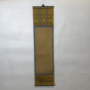 Peut inclure: Un rouleau japonais traditionnel avec une bordure à motifs dorés et bleus. Le rouleau est vierge et prêt pour la calligraphie ou la peinture.