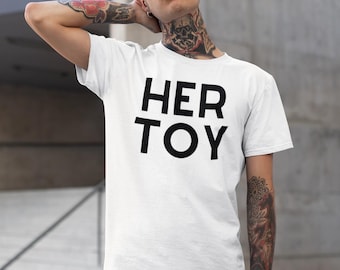 Koszulka z zabawką – koszulka z grafiką „Uległa rola”, koszulka z motywem perwersyjnego związku