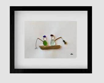 Pode incluir: Uma obra de arte emoldurada que retrata duas figuras feitas de vidro do mar, pescando de um pequeno barco feito de madeira à deriva. As figuras usam chapéus e têm corpos verdes. A obra está sobre um fundo branco.