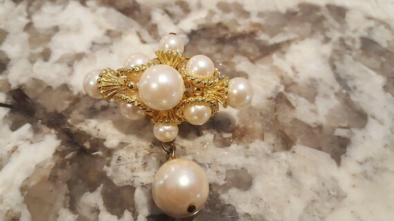 Pretty Vintage Faux Pearl Brooch - image 3