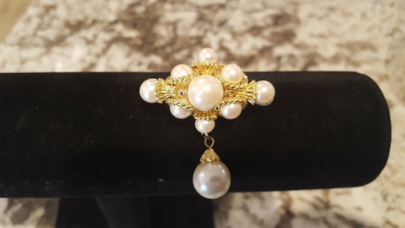 Pretty Vintage Faux Pearl Brooch - image 4