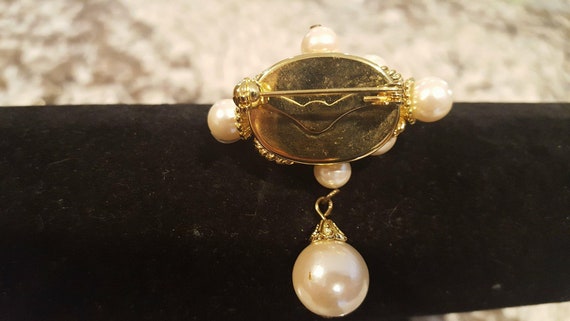 Pretty Vintage Faux Pearl Brooch - image 5